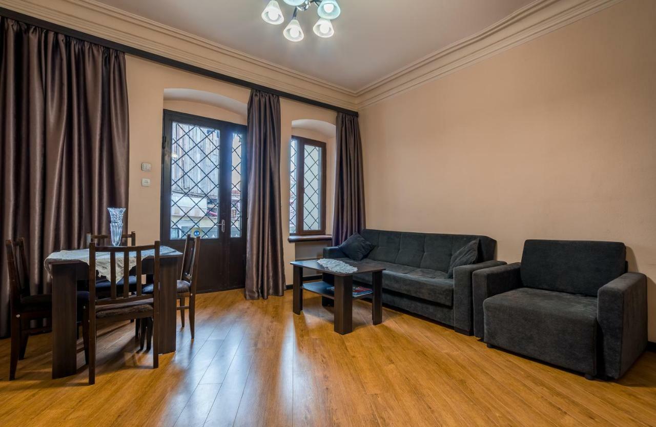 Apartments Near Metekhi Cathedral Tbilisi Bagian luar foto
